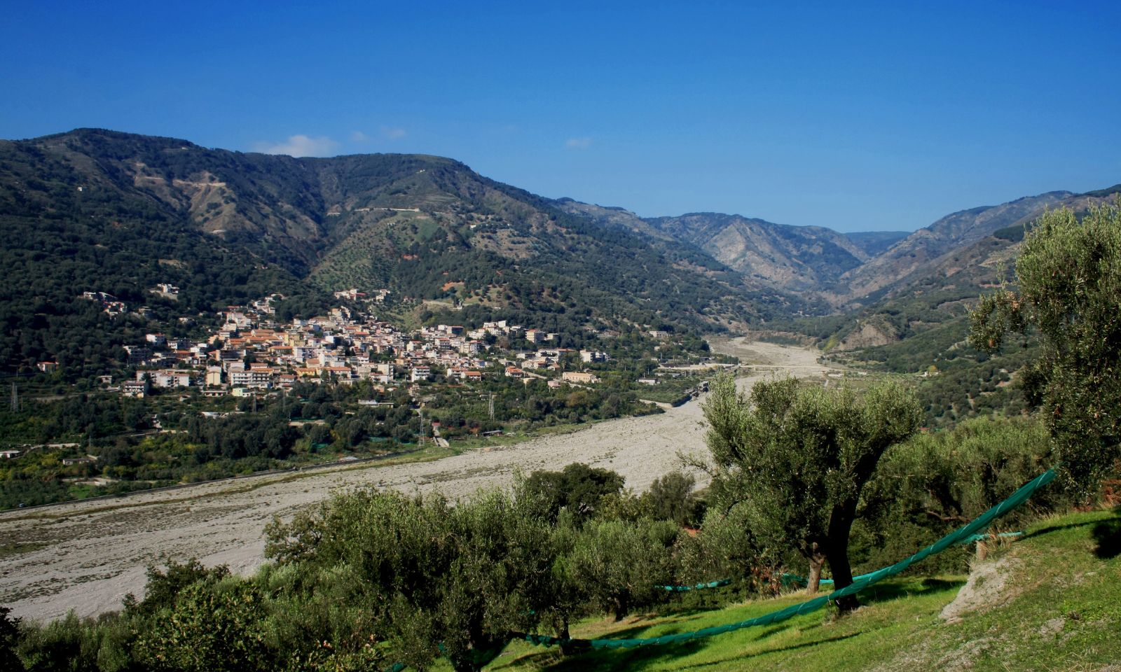 La valle dell’olio: il borgo di Bagaladi e lo storico Frantoio Jacopino